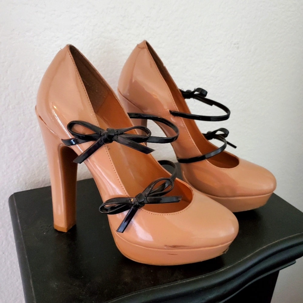 Size 7.5 nude heels with bow